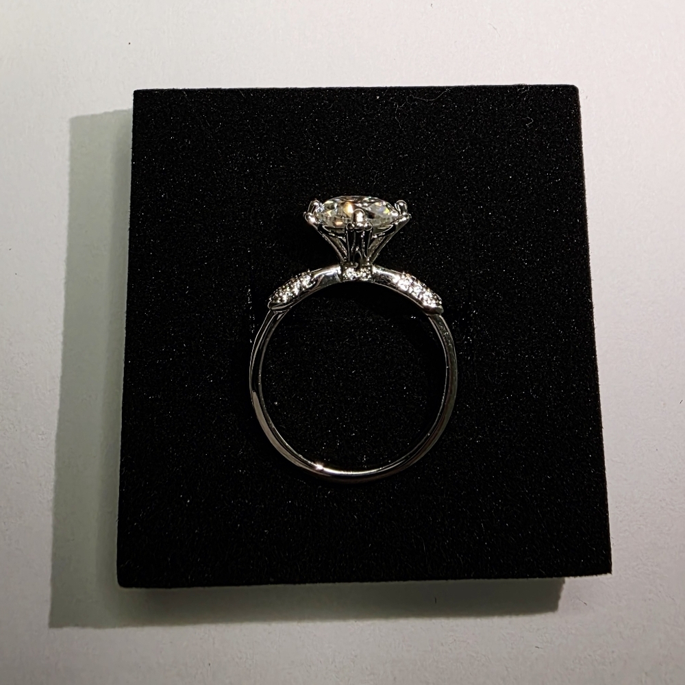 Elegant Silver 2CT SIZE7 Moissanite Ring - Picture 2 of 4